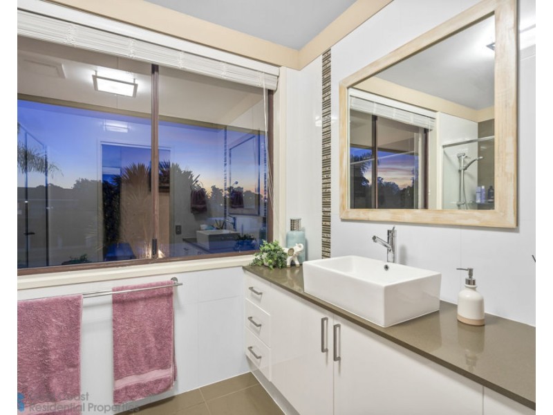 21 Naranja Crescent, Benowa QLD 4217