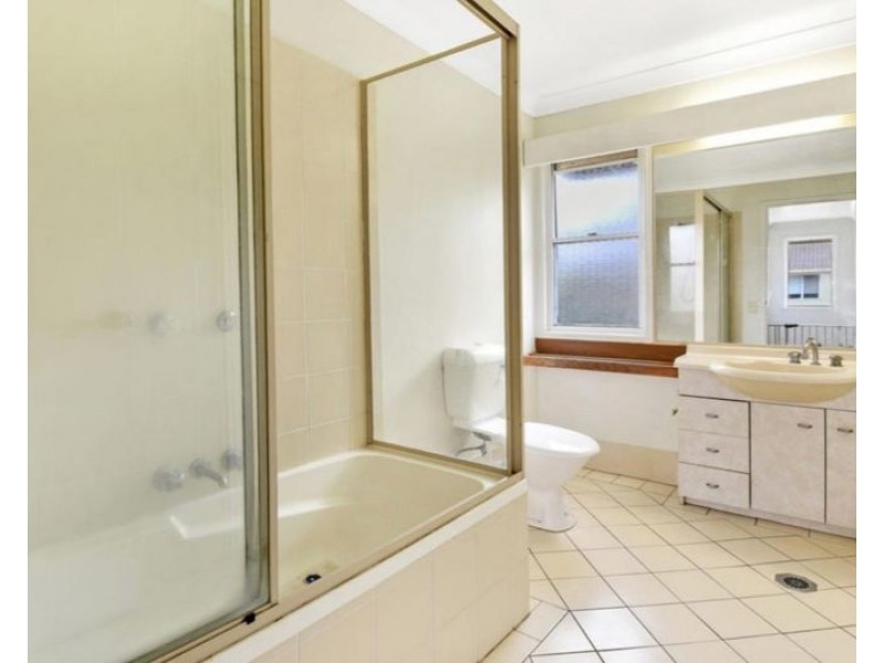 201/215 Cottesloe Drive, Mermaid Waters QLD 4218