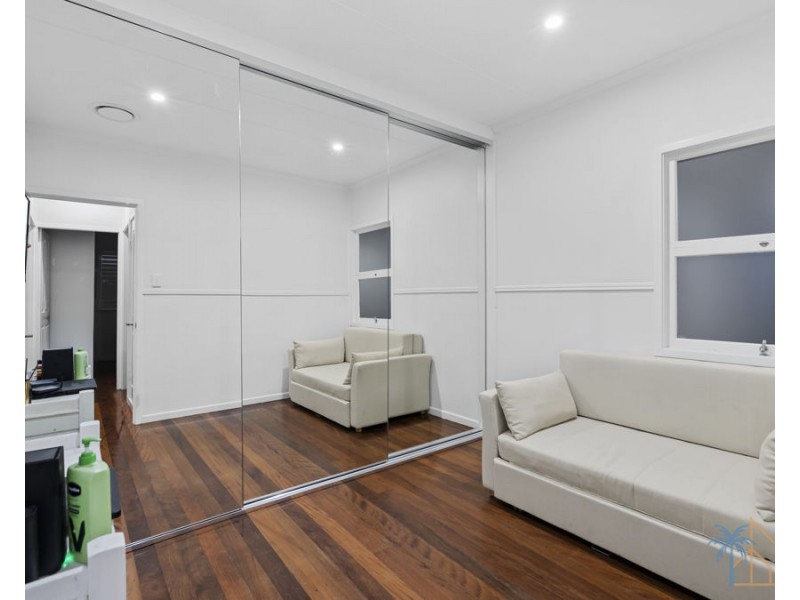 24 Middle St, Labrador QLD 4215
