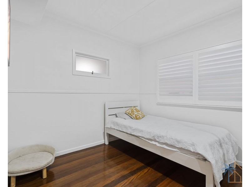 24 Middle St, Labrador QLD 4215