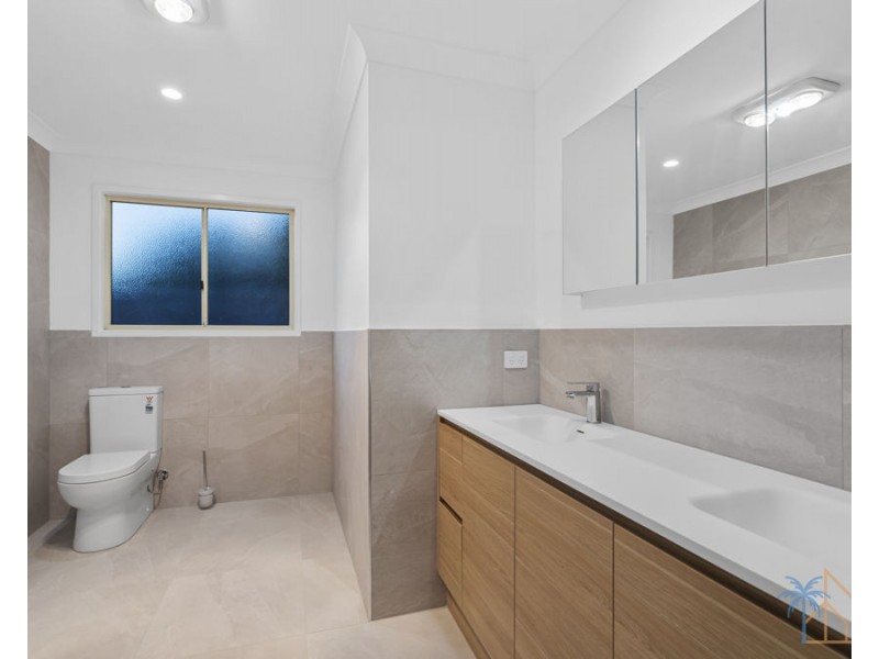 24 Middle St, Labrador QLD 4215