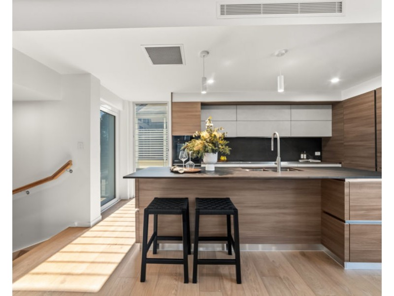 10 Abalone Ave, Paradise Point QLD 4216