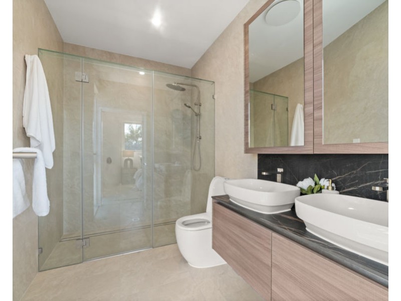 10 Abalone Ave, Paradise Point QLD 4216