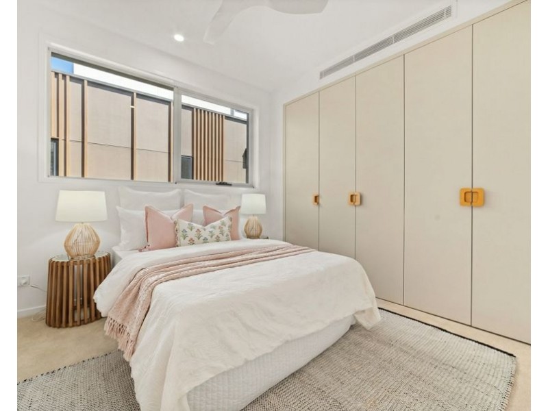 10 Abalone Ave, Paradise Point QLD 4216