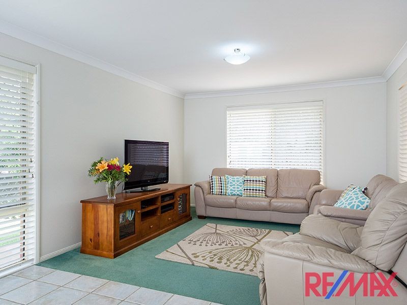 8 Reginald Avenue, Arana Hills QLD 4054