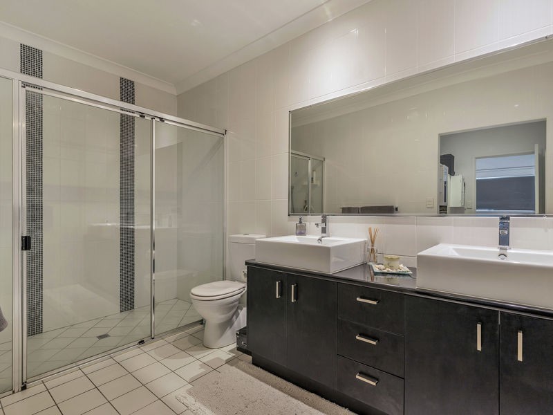 2A Lady Bowen Parade, Rothwell QLD 4022