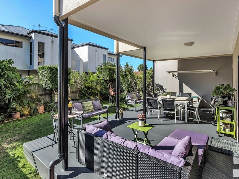 2A Lady Bowen Parade, Rothwell QLD 4022