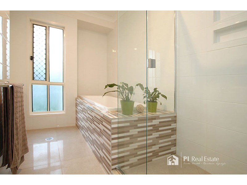 8 Hollow Crescent, Narangba QLD 4504