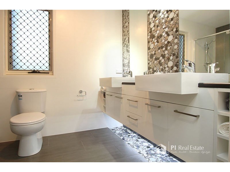 8 Hollow Crescent, Narangba QLD 4504