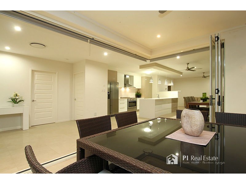8 Hollow Crescent, Narangba QLD 4504