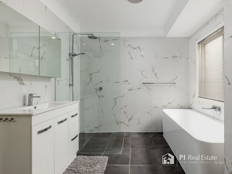 10 Highlands Drive, Narangba QLD 4504