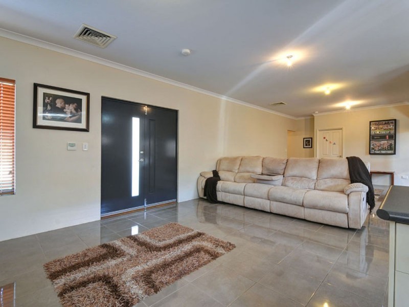 5A Ball Place, Queens Park WA 6107