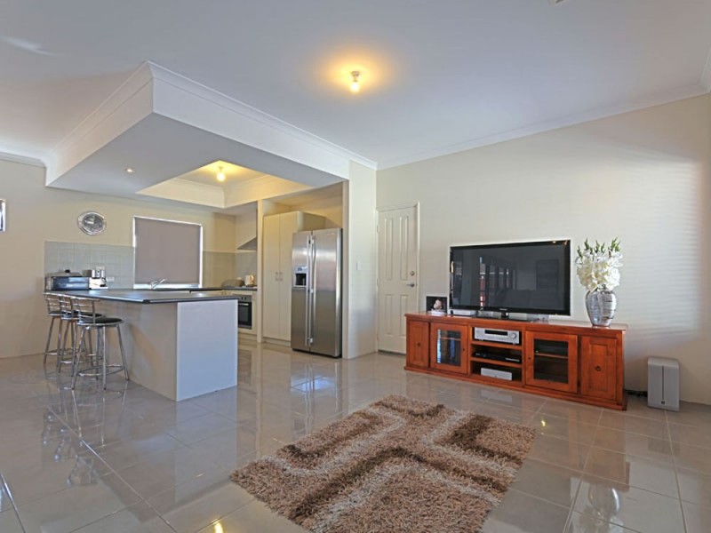 5A Ball Place, Queens Park WA 6107