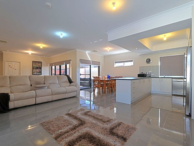 5A Ball Place, Queens Park WA 6107