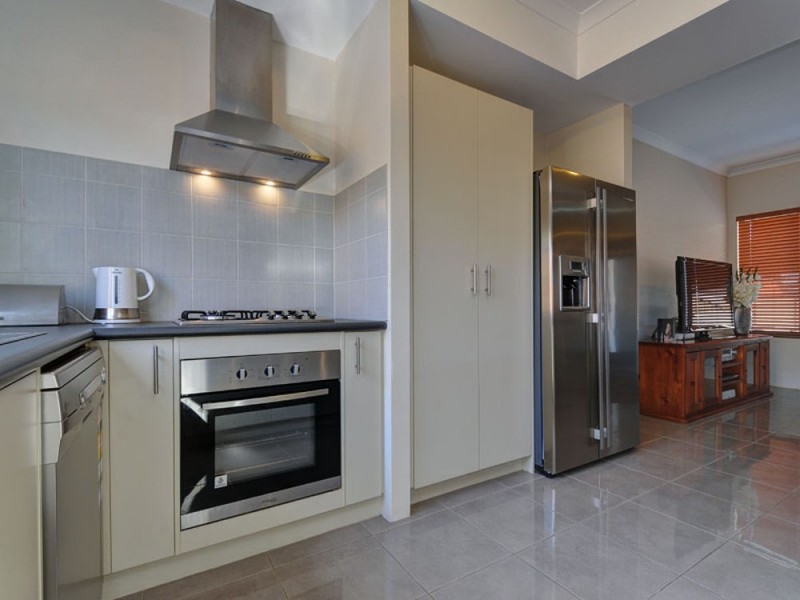 5A Ball Place, Queens Park WA 6107