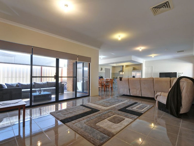 5A Ball Place, Queens Park WA 6107