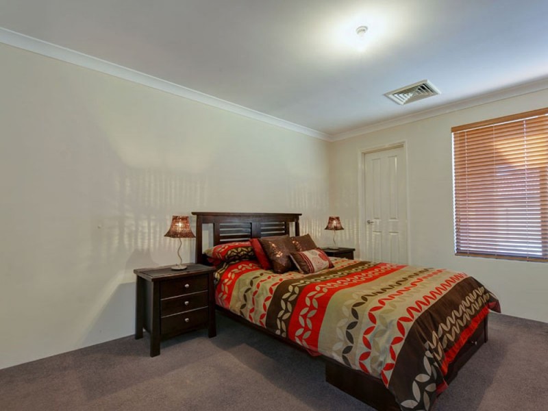 5A Ball Place, Queens Park WA 6107