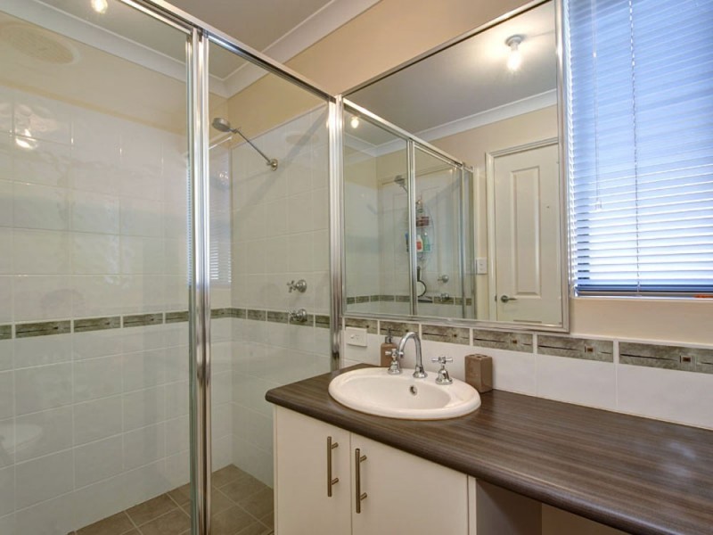 5A Ball Place, Queens Park WA 6107