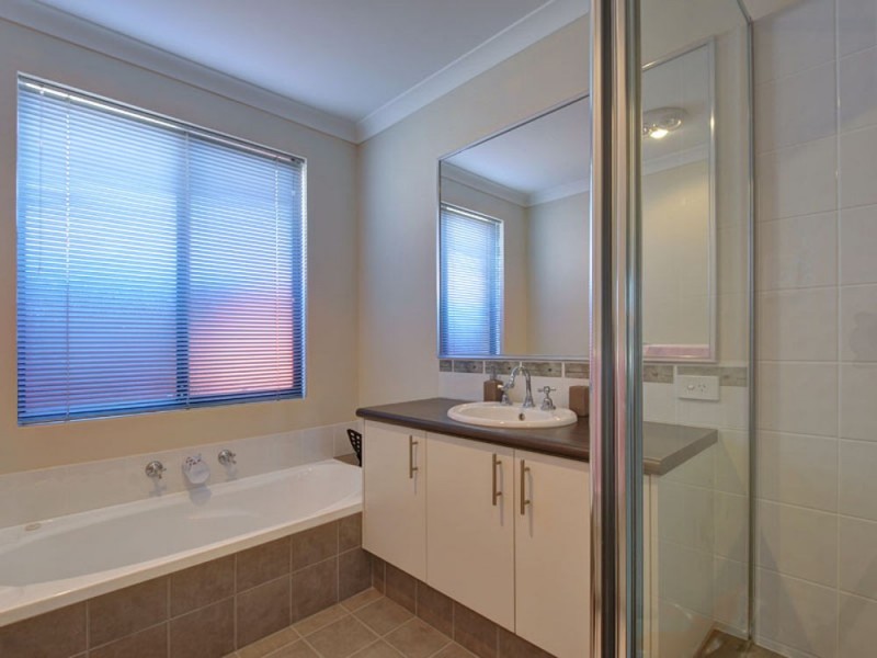 5A Ball Place, Queens Park WA 6107