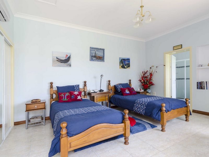 2 Glenvale Road, Leslie Dam QLD 4370