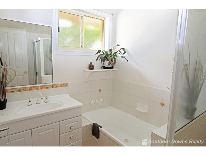 104 Shepherds Drive, Deuchar QLD 4362