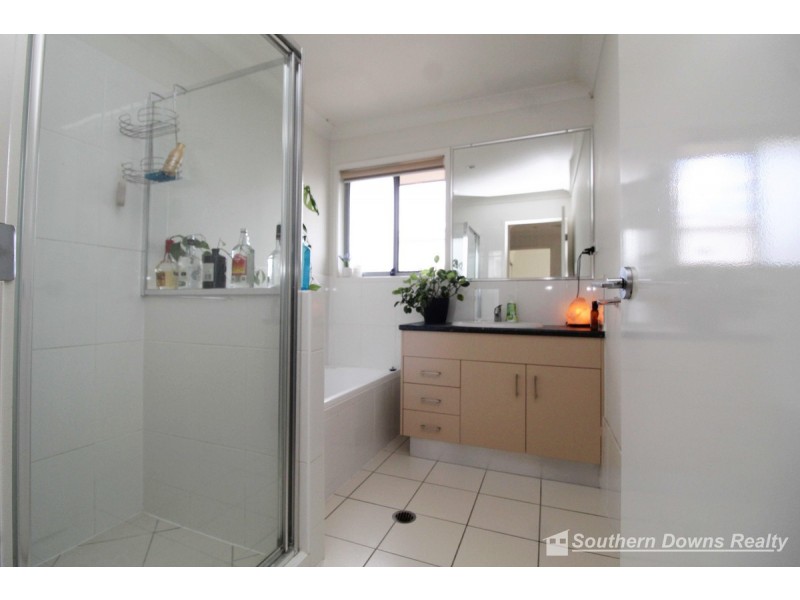 1 & 6/208 Wood Street, Warwick QLD 4370