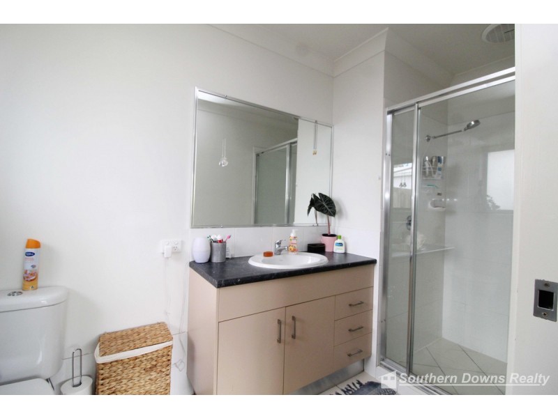 1 & 6/208 Wood Street, Warwick QLD 4370