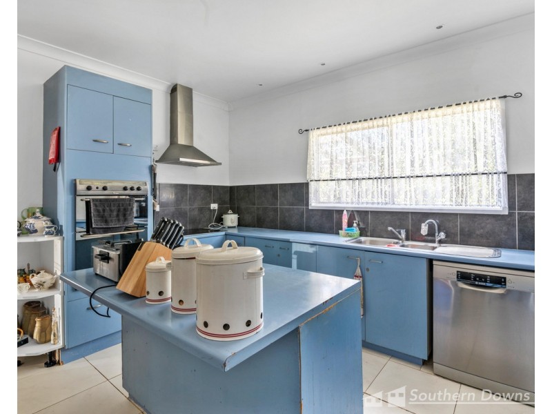 10 Elliot Street, Pratten QLD 4370