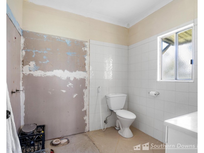10 Elliot Street, Pratten QLD 4370