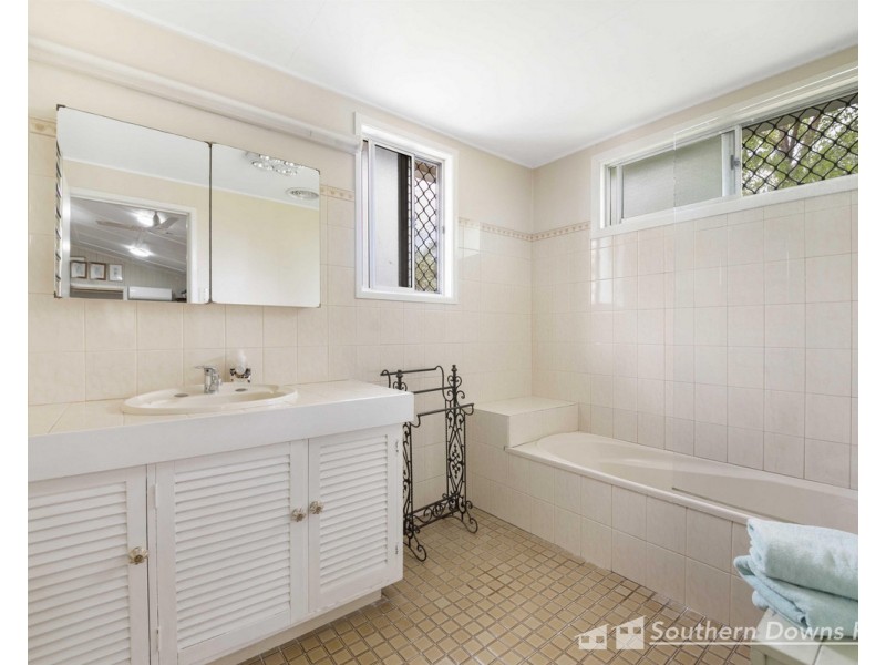 54 Locke Street, Warwick QLD 4370