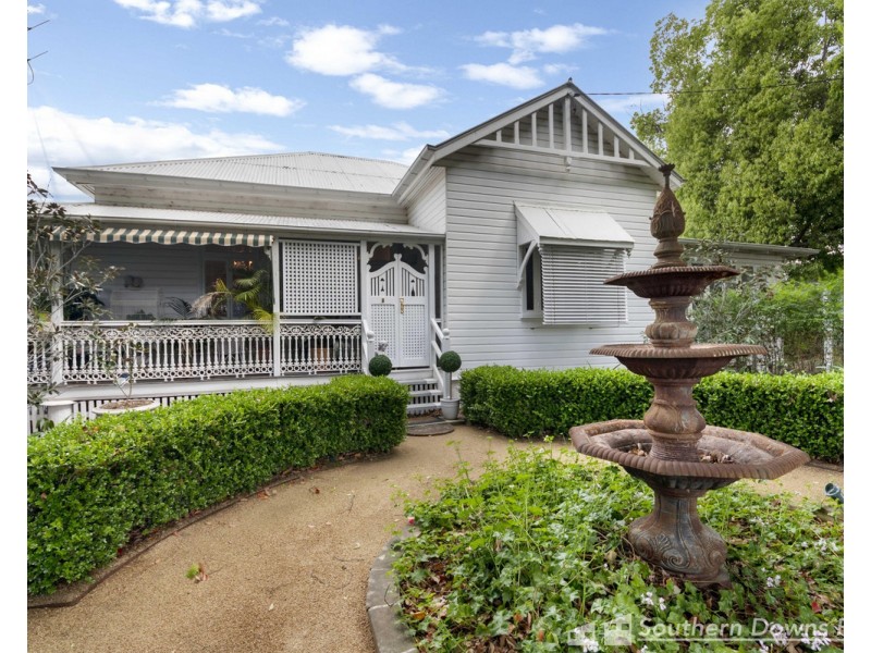 54 Locke Street, Warwick QLD 4370