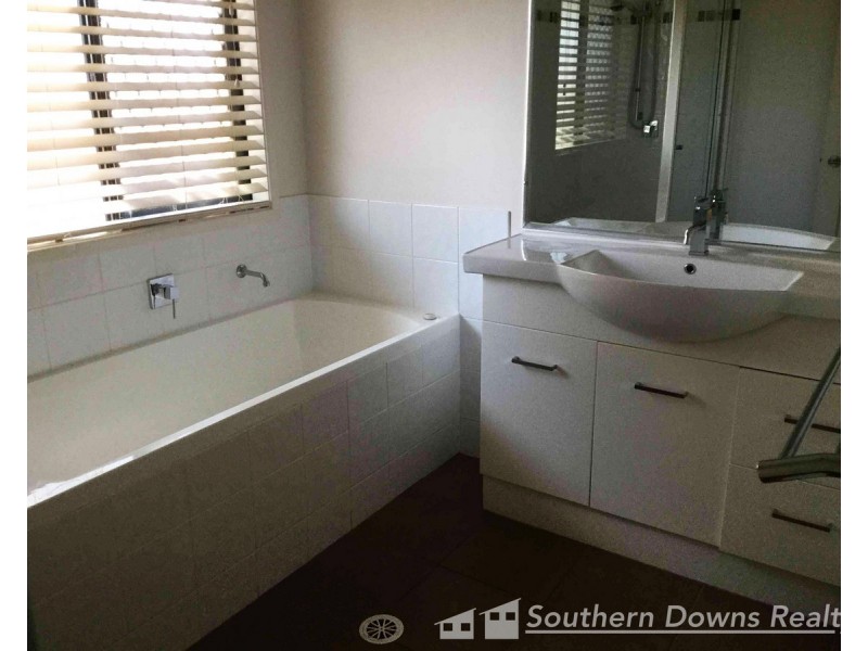 6 Lomandra Court, Womina QLD 4370