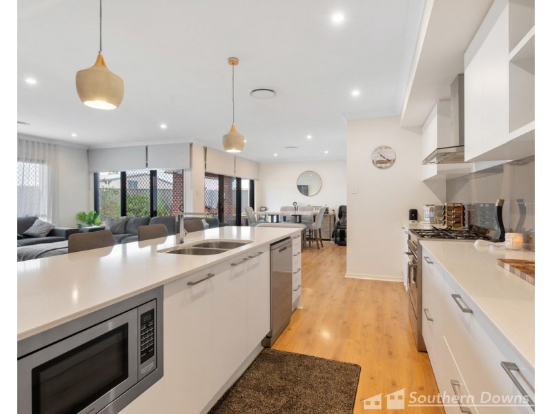 7 Derby Drive, Rosenthal Heights QLD 4370