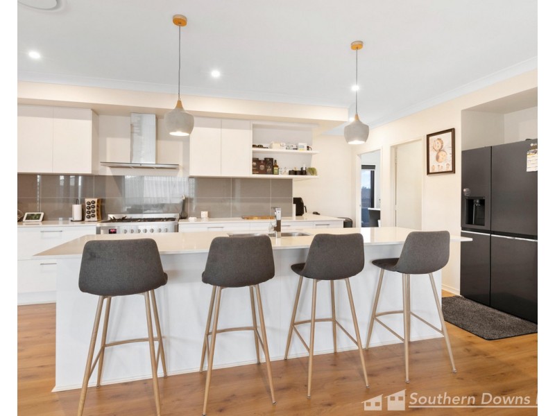 7 Derby Drive, Rosenthal Heights QLD 4370