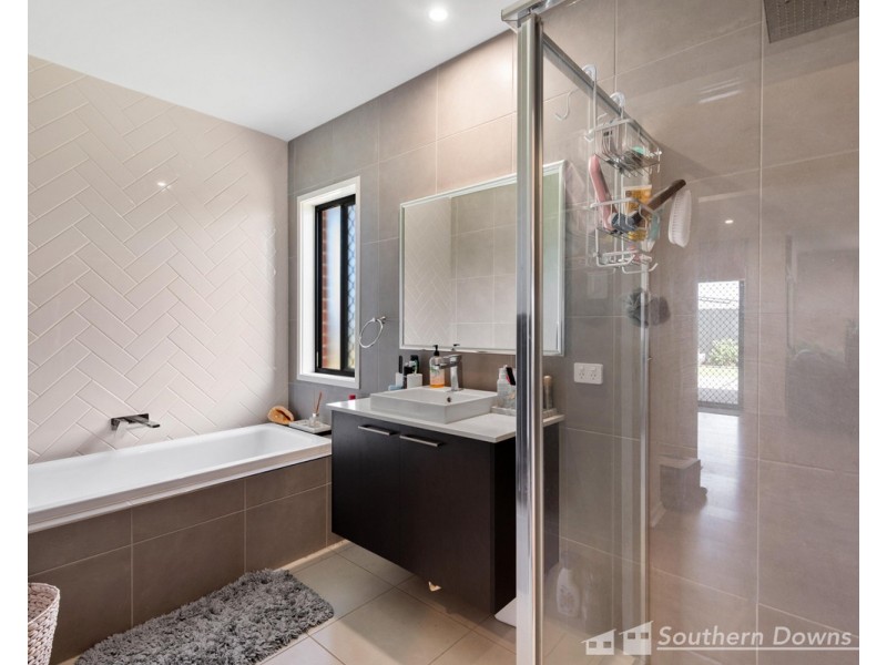 7 Derby Drive, Rosenthal Heights QLD 4370