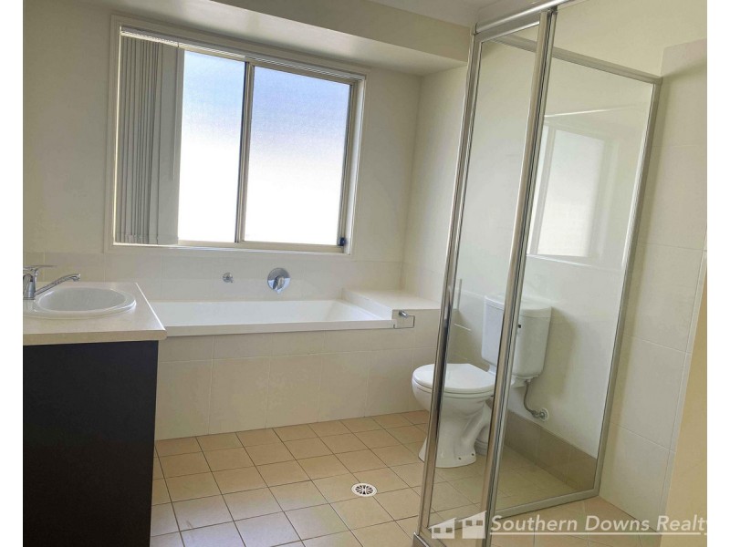 2/4 Lomandra Court, Warwick QLD 4370