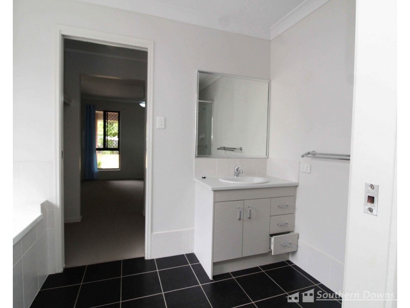 1&2/36 Devitt Street, Warwick QLD 4370