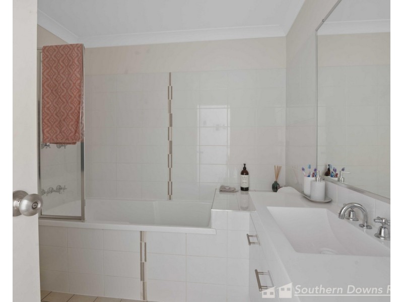 6 Augusta Close, Warwick QLD 4370