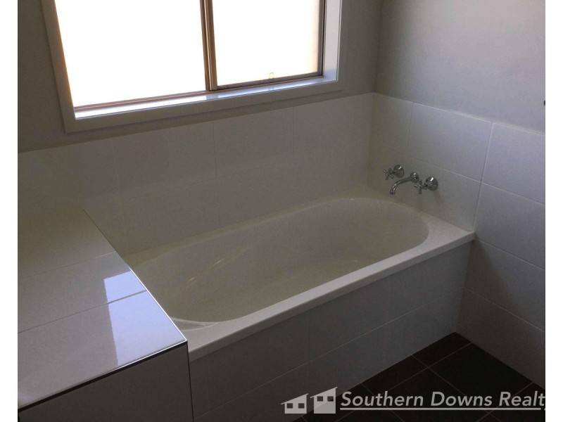49 Maynes Street, Rosenthal Heights QLD 4370