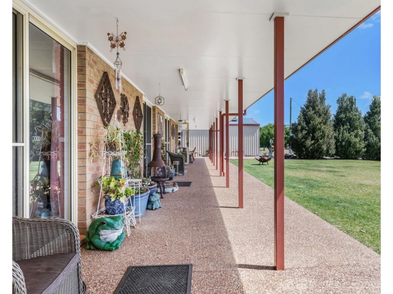 4 Browns Road, Dalveen QLD 4374