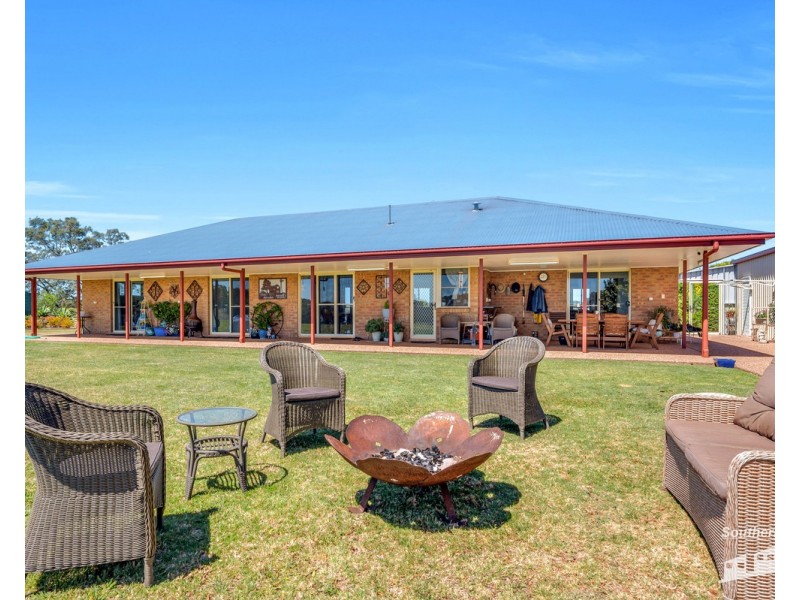 4 Browns Road, Dalveen QLD 4374