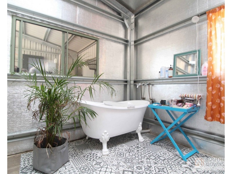 1 Cunningham Highway, Thane QLD 4370