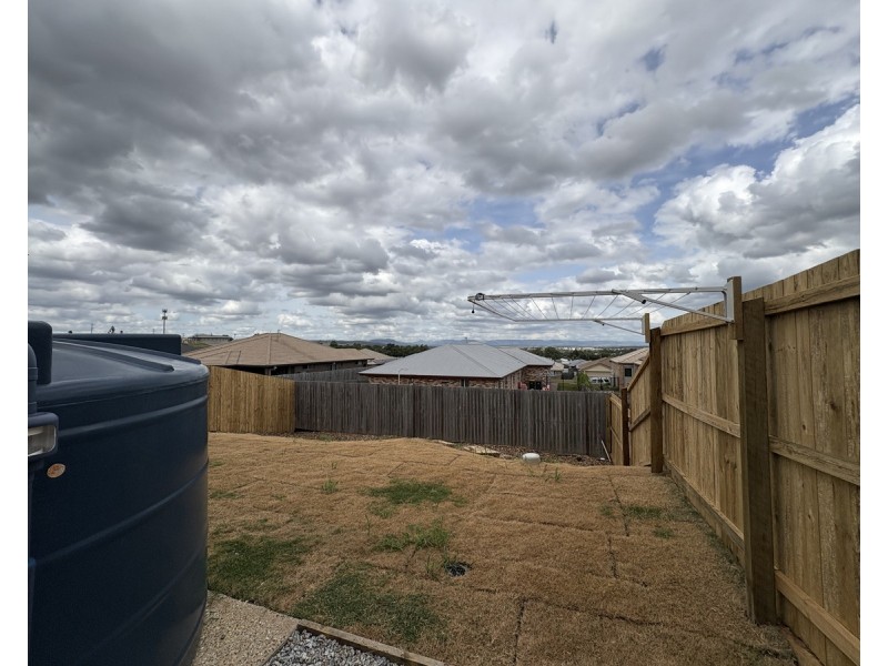 2/32 Chant Drive, Warwick QLD 4370