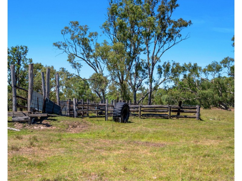 2297 Leyburn Cunningham Road, Pratten QLD 4370
