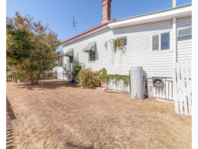 9 Wallace Street, Warwick QLD 4370