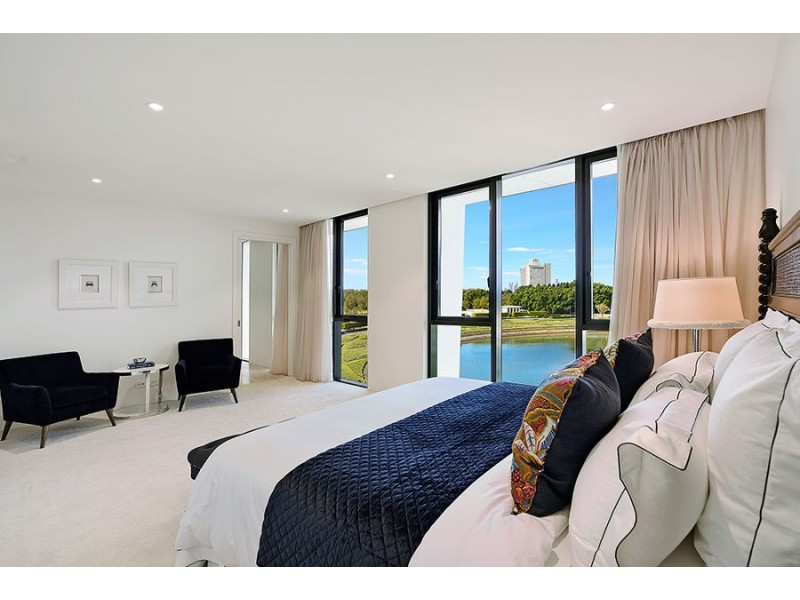 502 W Penthouse 1 Marina Drive, Benowa QLD 4217