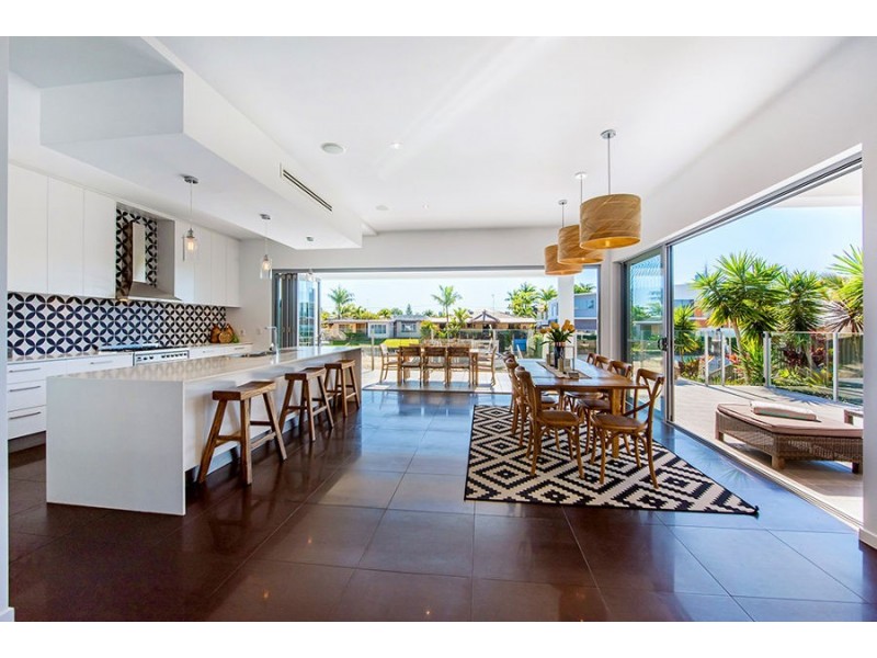 11 San Michele Court, Broadbeach Waters QLD 4218