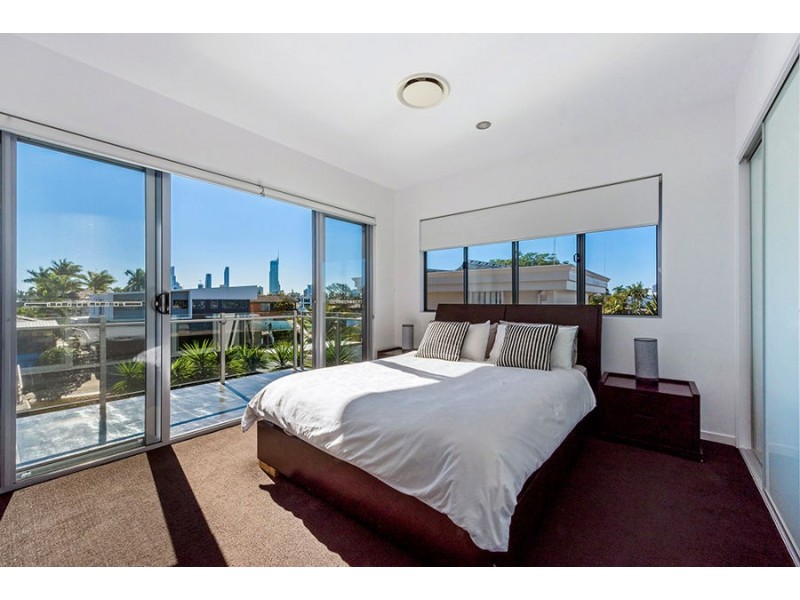 11 San Michele Court, Broadbeach Waters QLD 4218