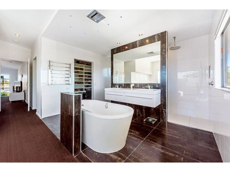 11 San Michele Court, Broadbeach Waters QLD 4218