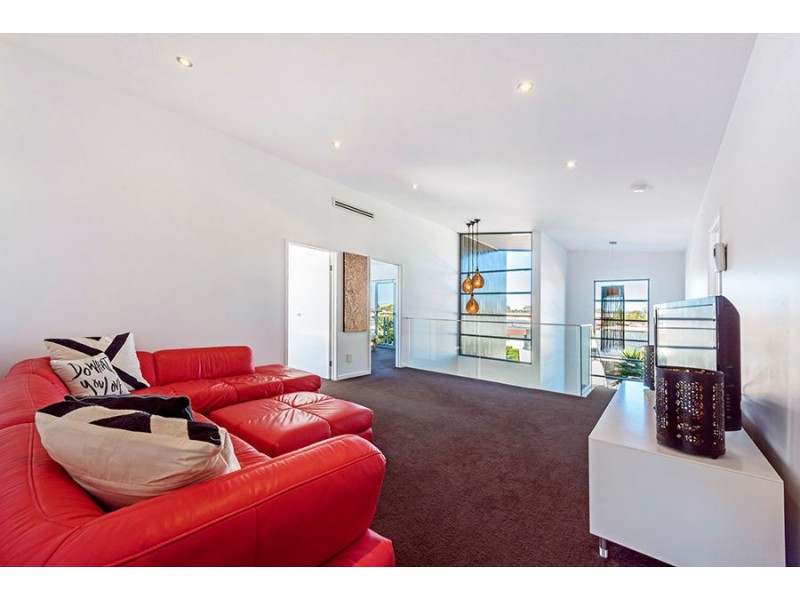 11 San Michele Court, Broadbeach Waters QLD 4218